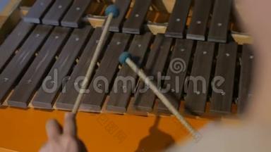 音乐家演奏木琴的特写镜头